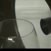 Wijnglas breken met alleen een megafoon