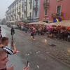 Newcastle supporterts vermaken zich in de Milanesische regen