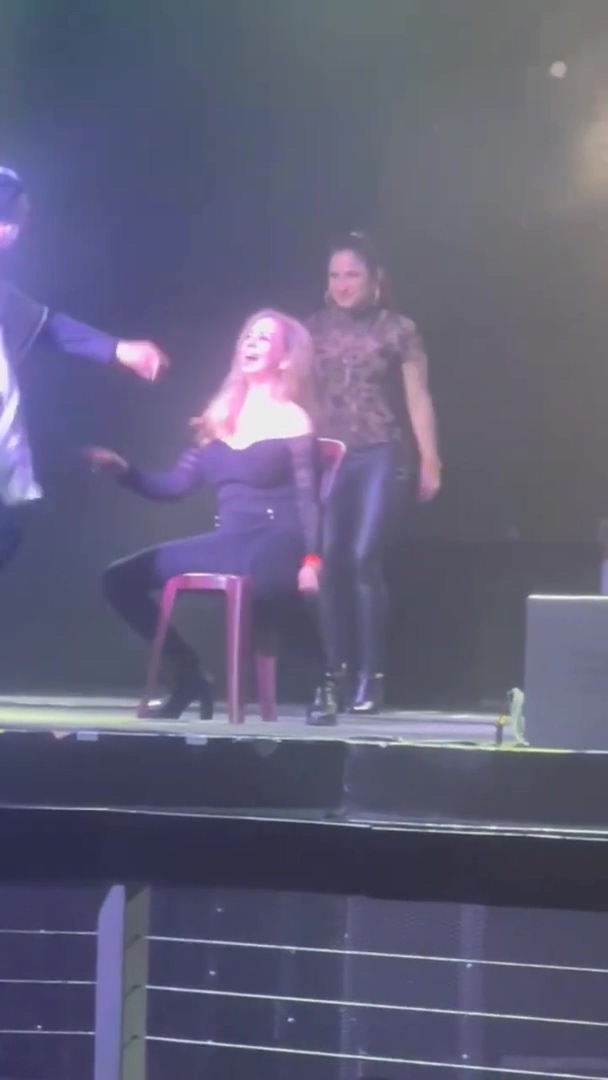 Dumpert Vrouwtje Krijgt Sexy Lapdance Op Het Podium