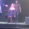 Vrouwtje krijgt sexy lapdance op het podium