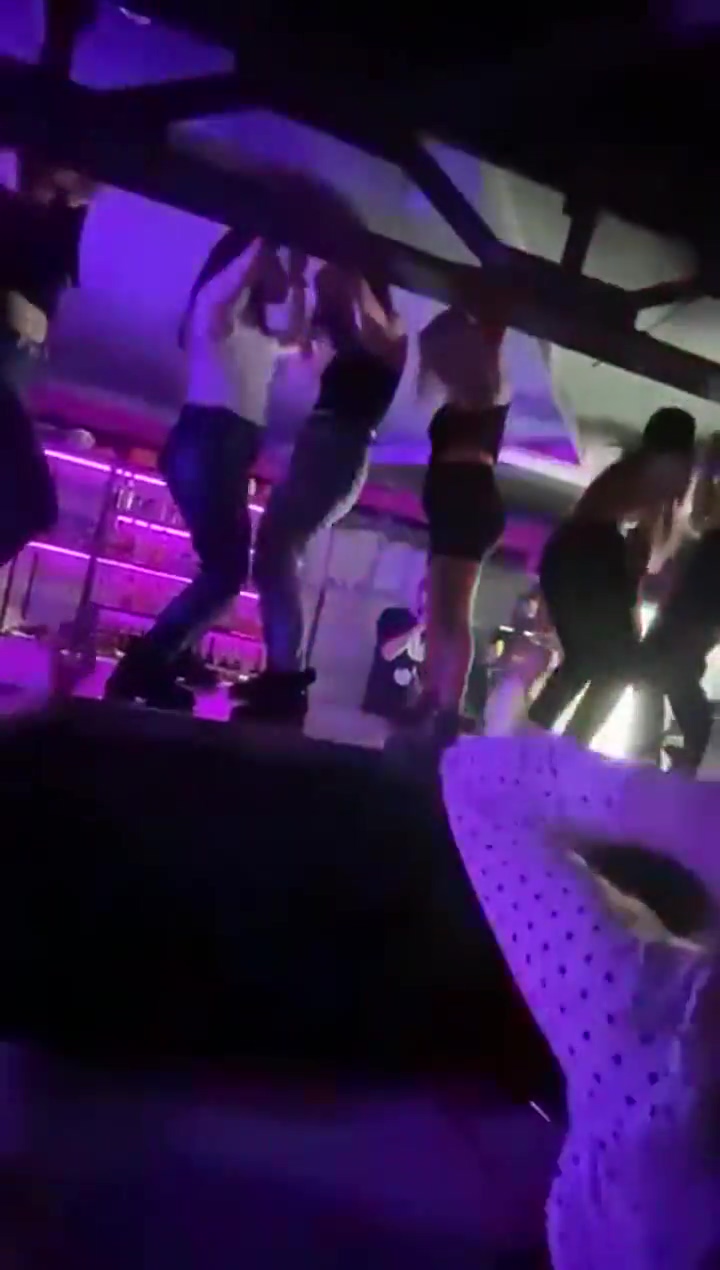 DUMPERT Ff een blondje tappen aan de bar