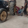 Indiase superman leg presst een trekker