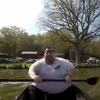 Grote meneer in een kano 