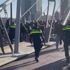 Politie sleurt klimaatgekkies van de Erasmusbrug