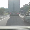 Gesandwicht worden door twee vrachtwagens