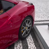 Vrouwlief gaat even boodschapjes doen in de Ferrari