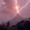 Natuur geeft lichtshow op vulkaan