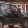 Warwick Davis valt uit een auto
