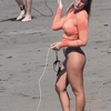 Surfmeisje op het strand 