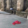 Dakloze man wordt gepest door otters 