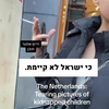 Mevrouw in Amsterdam trekt posters weg van ontvoerde Israëliërs