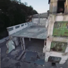 Gast vliegt drone door een verlaten fabriek