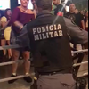 Vrouw gooit glas bier naar politie