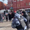 Zingende Russen terwijl ze afgevoerd worden