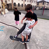 Kleine broer leren skateboarden