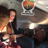 Karen tript om mondkapje in het vliegtuig