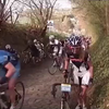 Wielertoeristen verkennen het parcours van de Ronde van Vlaanderen