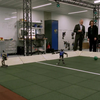 Zelflerende robots spelen voetbal
