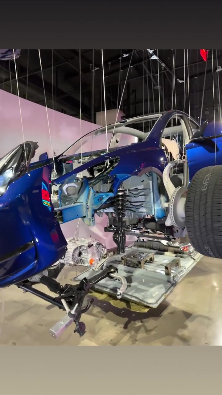 DUMPERT - Maak je even een exploded view van deze auto