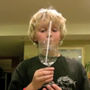 Kind breekt een wijnglas met stem