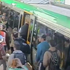 Australiërs duwen metro om en bevrijden man