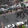 Protestmensen vs politie in Iran