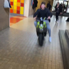 Ff door school blitzen op je scootert