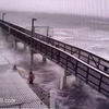 Floridamannen nemen frisse duik tijdens orkaan