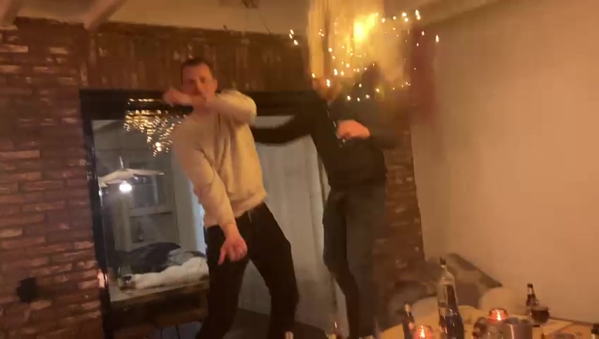 DUMPERT - Feestje op de banken
