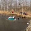 Auto uit de water takelen