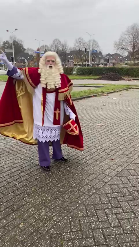 DUMPERT Sinterklaas Misselijk Door Zijn Chauffeur