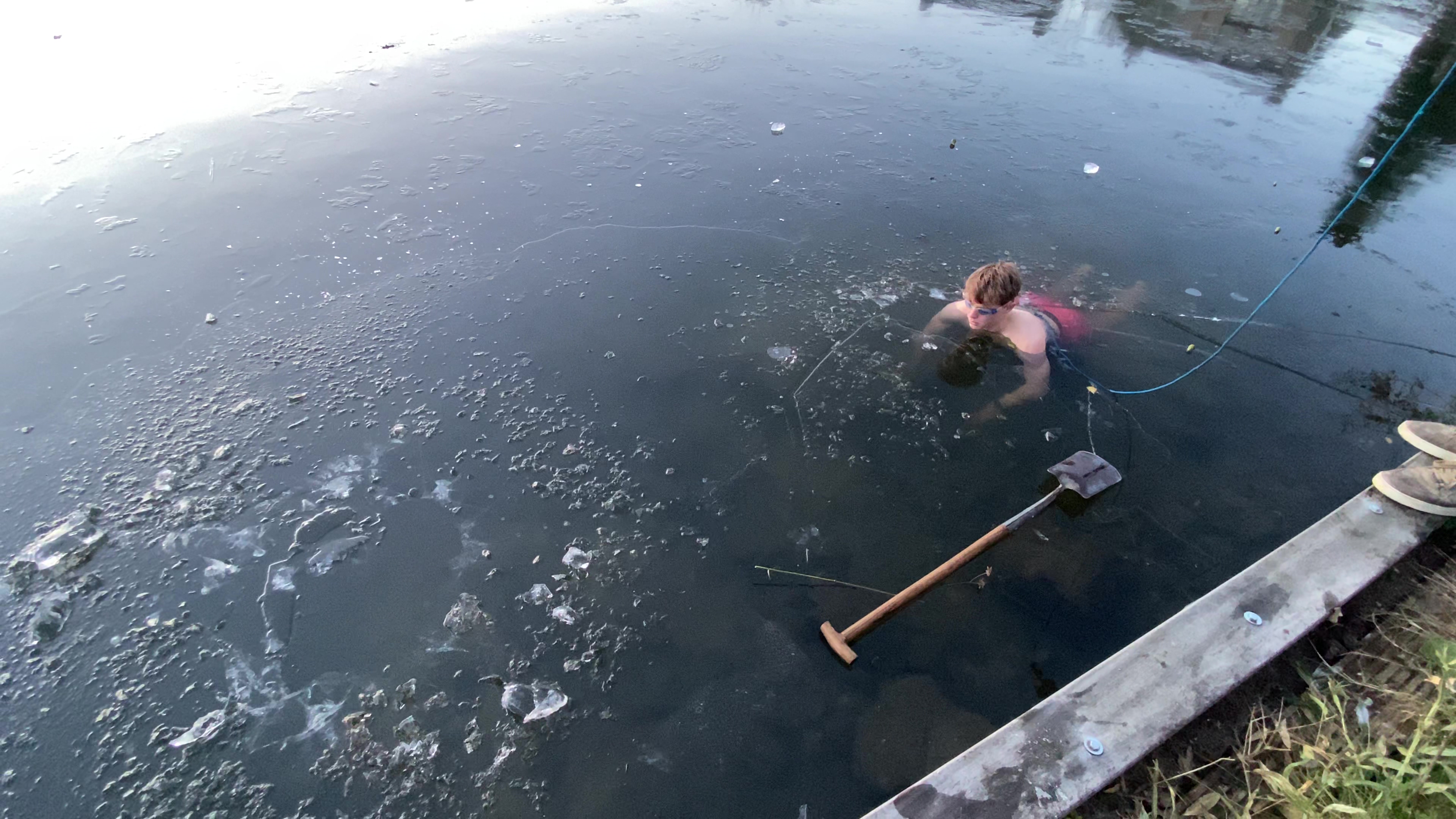 Onder Het Ijs Naar Licht Zwemmen