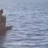 Saunaboot redt automobilist te water 