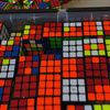 Max met Rubiks kubussen  
