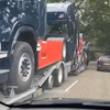 Vrachtwagen op vrachtwagen doet koprol