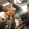 Shirtloze dansert in de metro