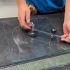 Professionele glasbewerker in actie