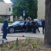 PM Fico wordt door beveiligers naar auto gedragen