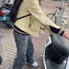 Boosmeneer gooit met scooters