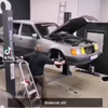 Renaultmonteur werkt aan Mercedes