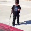 Blind jongetje stapt voor het eerst van zijn leven de stoep af