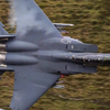 F-15's sjezen door een dalletje in Engeland