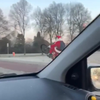 Kerstman onderweg naar werk 