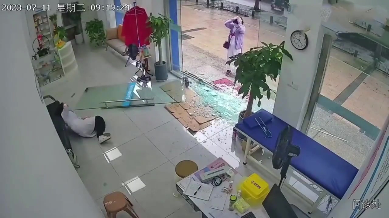 DUMPERT - Ff met de deur in huis vallen