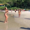 Voetbalmeisjes op het strand