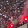 Napoli supporters gooien pyro's en vuurwerk