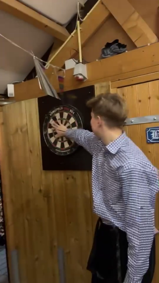 DUMPERT Dartpijl in hand