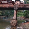 Zware truck over houten brug
