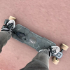 Tony "Hawk" op een skateboard