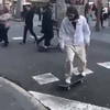 Skateboarder is gul